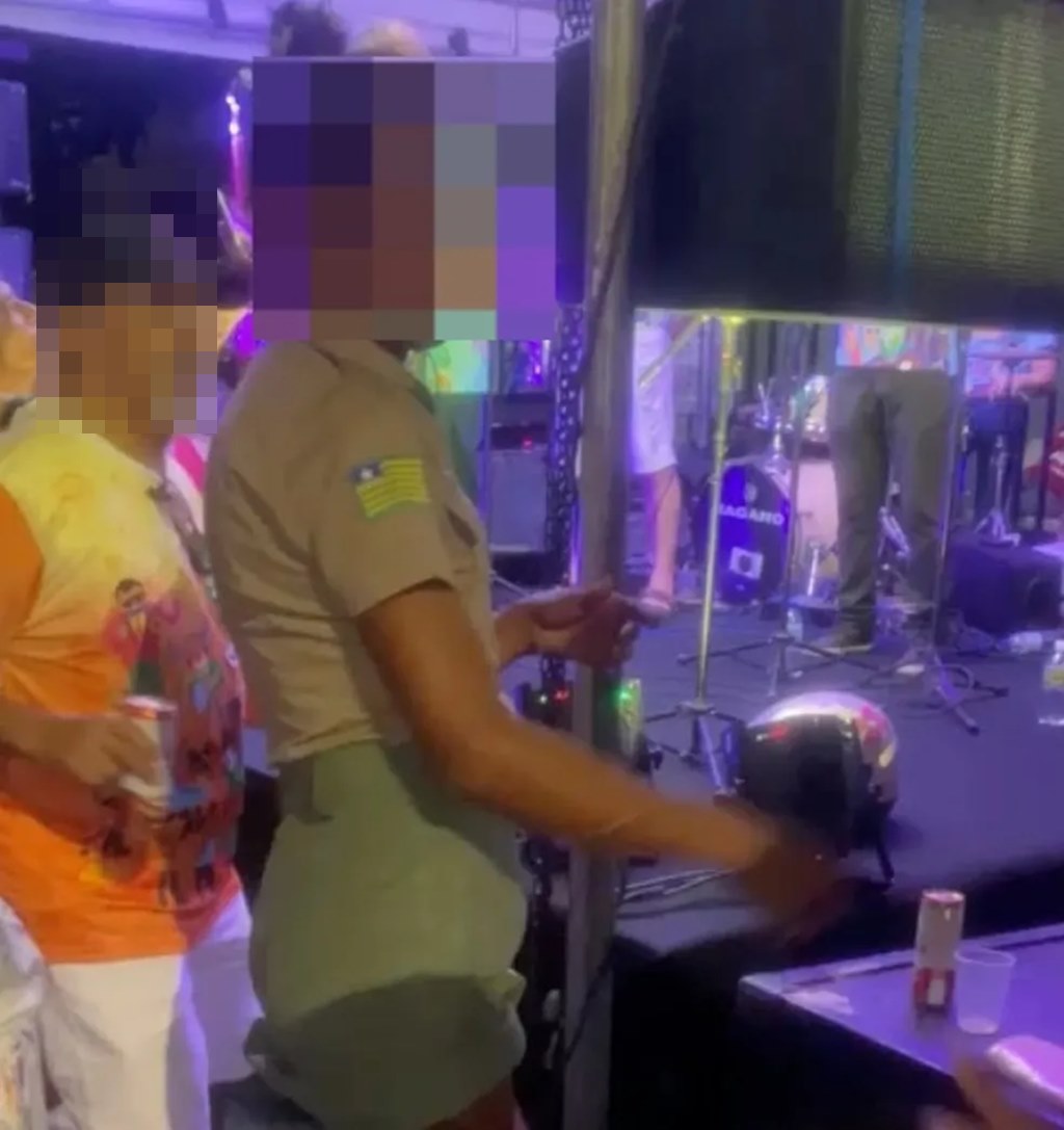 Travesti é detida em prévia de Carnaval por usar uniforme de policial  militar falecida - portalclubenews.com