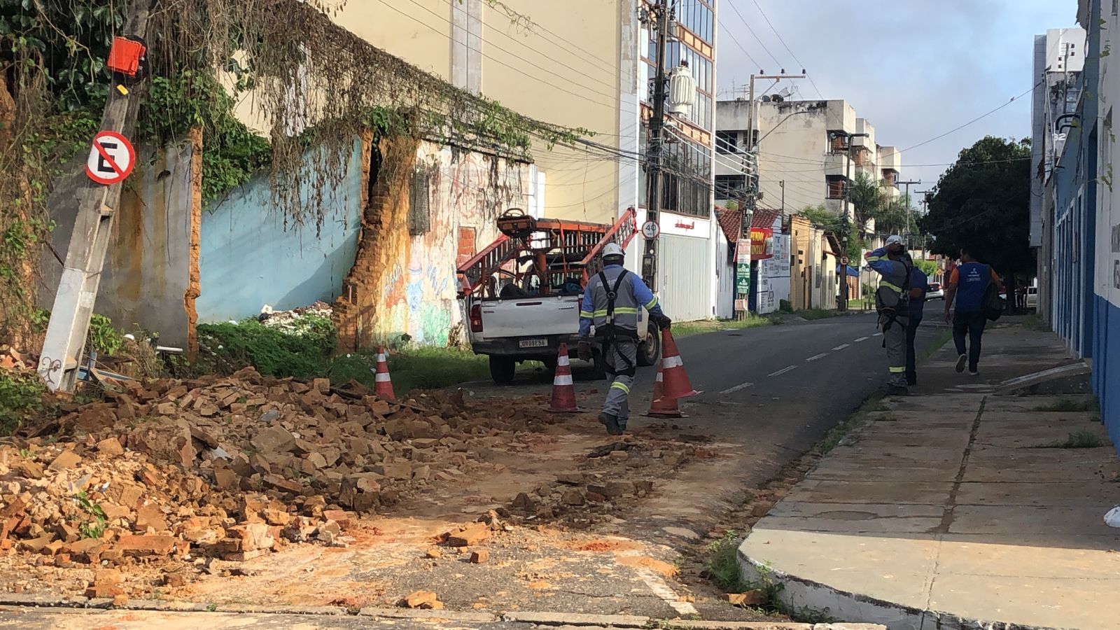 Parede De Casa Desaba E Atinge Poste De Energia No Centro