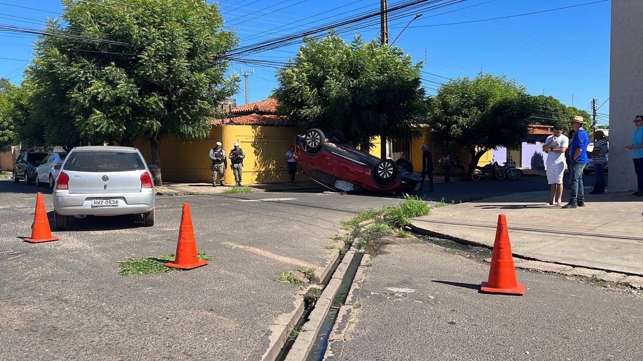 Carro Capota E Motorista Socorrida Em Acidente Na Zona Sul De