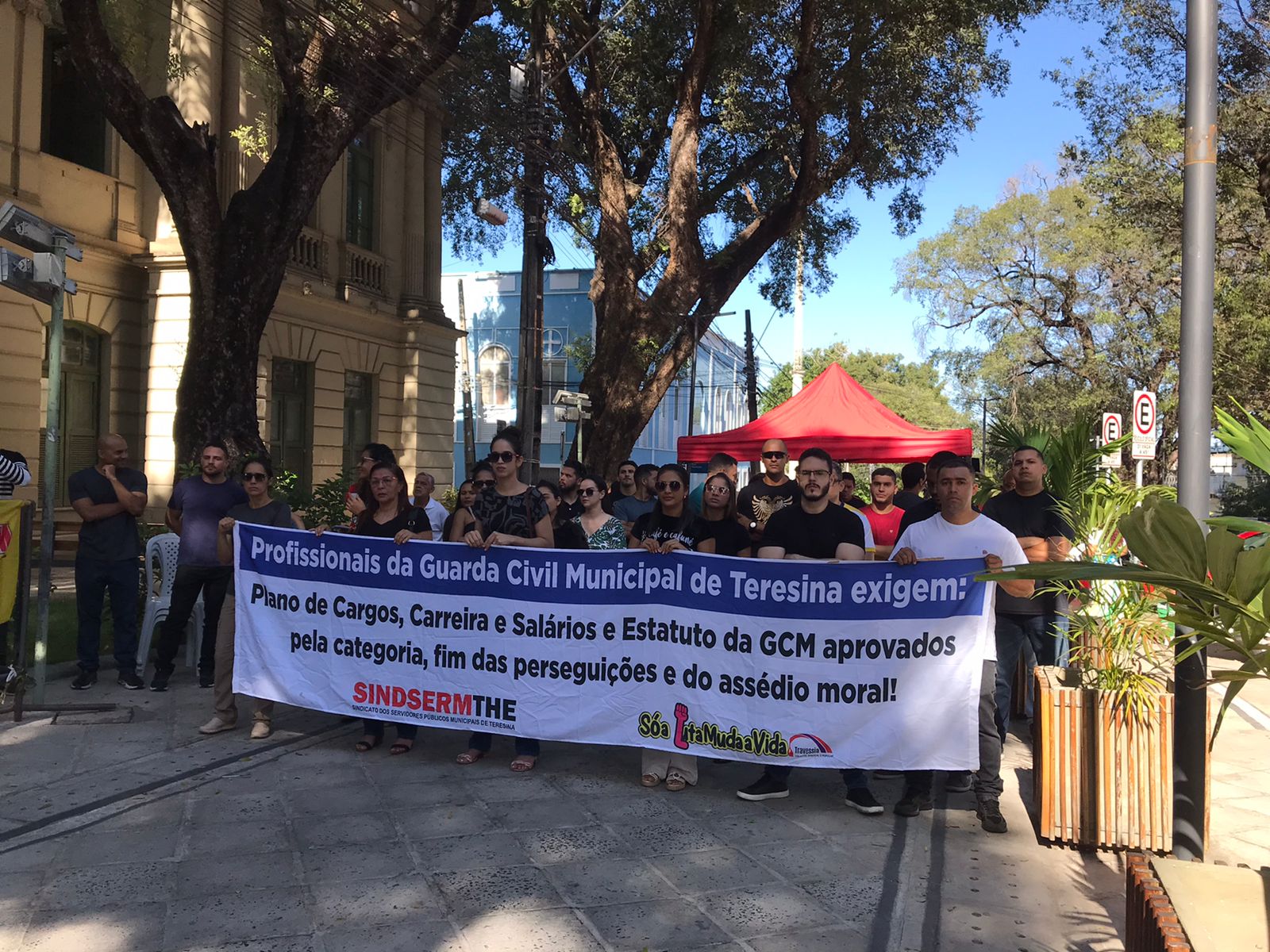 Guardas Municipais protestam em frente à PMT por melhores salários e