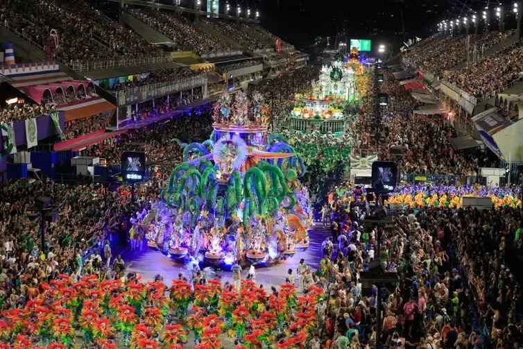 Escola de samba do Rio de Janeiro faz referências ao poeta Torquato