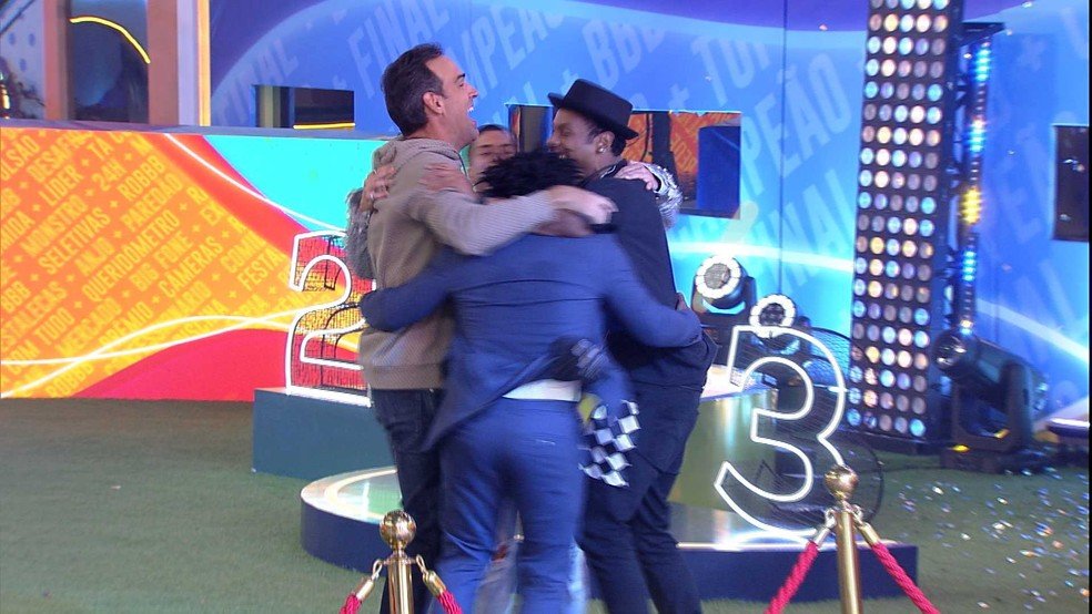BBB 22: Tadeu Schmidt pula ao lado dos brothers — Foto: Globo