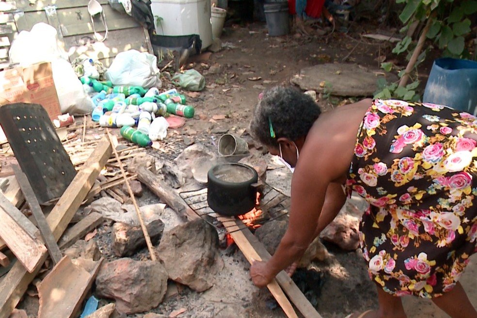 Gás de cozinha se torna um utensílio de luxo para famílias de baixa renda do Piauí — Foto: Reprodução/TV Clube