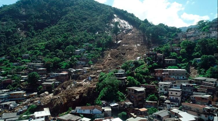 TV Brasil Imagens de drone das áreas de deslizamento de encosta em Petrópolis, em decorrência das fortes chuvas que atingiram a região serrana do Rio de Janeiro