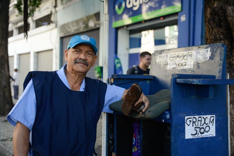 Tomaz Silva/Agência Brasil Rio de Janeiro (RJ), 23/05/2023 – O engraxate José Raimundo em seu ponto de trabalho, na Rua Uruguaiana, no centro da capital fluminense. Foto: Tomaz Silva/Agência Brasil