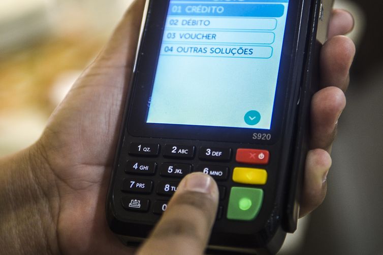 Marcello Casal JrAgência Brasil Máquina de cartão crédito e débito