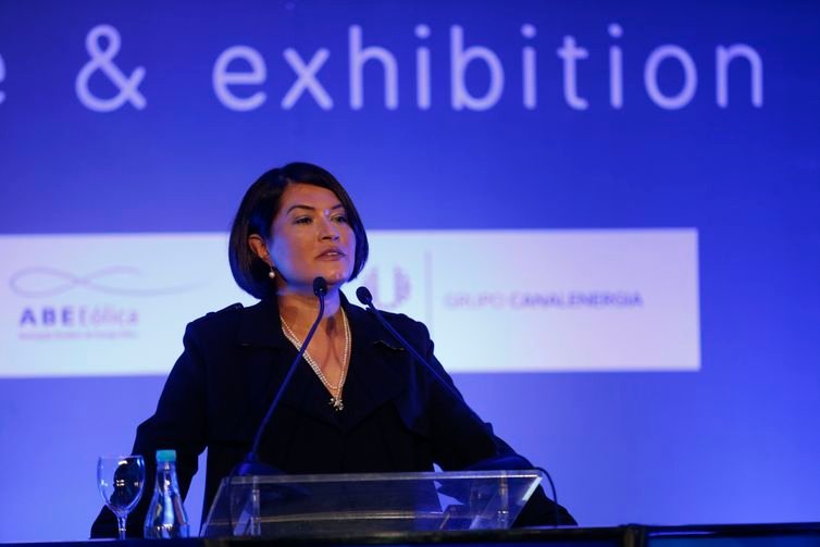 Fernando Frazão/Agência Brasil A presidente executiva da Associação Brasileira de Energia Eólica, Elbia Gannoum, fala na abertura do congresso de energia eólica Brazil Windpower 2018, no Centro de Convenções Sulamérica, no Rio de Janeiro.