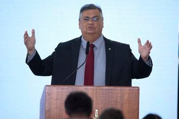 Joédson Alves/Agência Brasil Brasília (DF) 15/03/2023 - O ministro da Justiça, Flávio Dino durante lançamento do novo Programa Nacional de Segurança Pública com Cidadania (Pronasci II). Durante a cerimônia, houve a entrega de 270 viaturas para Patrulhas Maria da Penha.Foto: Joédson Alves/Agência Brasil