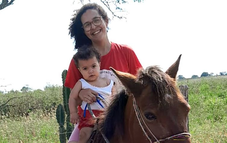 Arquivo pessoal São Paulo SP) - No sertão do nordeste brasileiro, a produtora rural Rafaela Alves conta os desafios com a produção do gado leiteiro. Rafaela e sua filha Ana Luiza, na pequena propriedade de gado leiteiro em Sergipe. Foto: Arquivo Pessoal