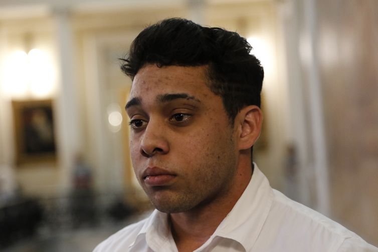 Fernando Frazão/Agência Brasil O vereador Gabriel Monteiro (PL) na Câmara Municipal do Rio durante o processo ético-disciplinar no Conselho de Ética e Decoro Parlamentar por suposta quebra de decoro.
