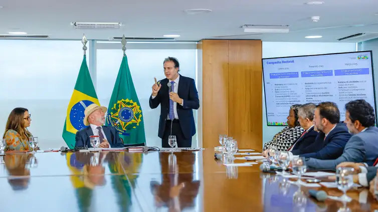 Ricardo Stuckert/PR Brasília (DF), 13/01/2025 - Presidente da República, Luiz Inácio Lula da Silva e o ministro da Educação Camilo Santana, durante a cerimônia de Sanção do Projeto de Lei n° 4.932/2024, que dispõe sobre a utilização, por estudantes, de aparelhos eletrônicos portáteis pessoais nos estabelecimentos públicos e privados de ensino da educação básica, no Palácio do Planalto. Foto: Ricardo Stuckert/PR