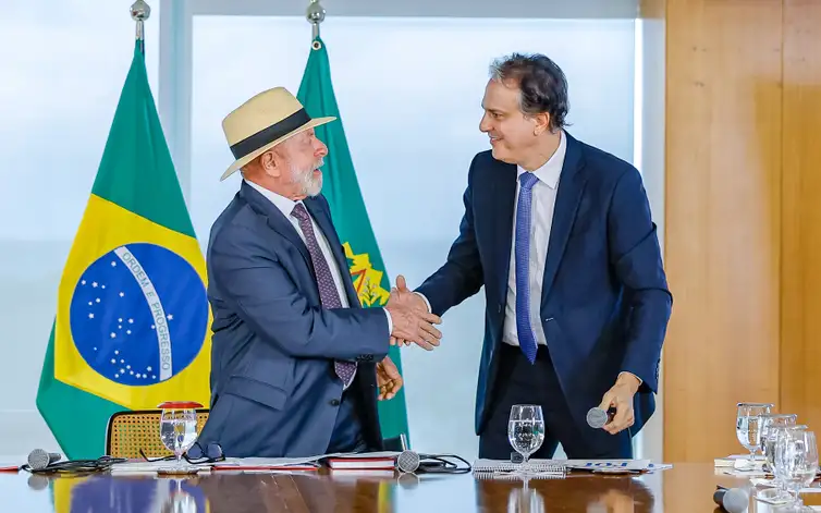 Ricardo Stuckert/PR Brasília (DF), 13/01/2025 - Presidente da República, Luiz Inácio Lula da Silva e o ministro da Educação Camilo Santana, durante a cerimônia de Sanção do Projeto de Lei n° 4.932/2024, que dispõe sobre a utilização, por estudantes, de aparelhos eletrônicos portáteis pessoais nos estabelecimentos públicos e privados de ensino da educação básica, no Palácio do Planalto. Foto: Ricardo Stuckert/PR