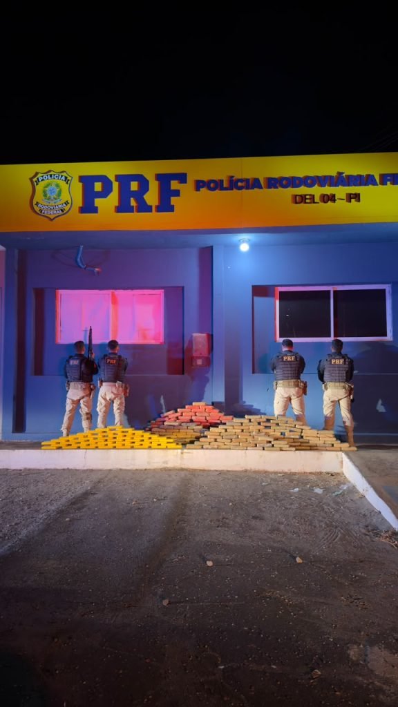 Motorista é preso com mais de 270 kg de drogas escondidas em carga de material reciclado na BR-407, em Picos. (Foto: reprodução/ PRF-PI)