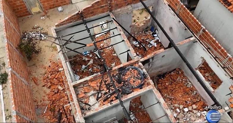 Casa de Lucélia foi apedrejada e incendiada no ano de 2024 (Foto: Reprodução/Rede Clube)